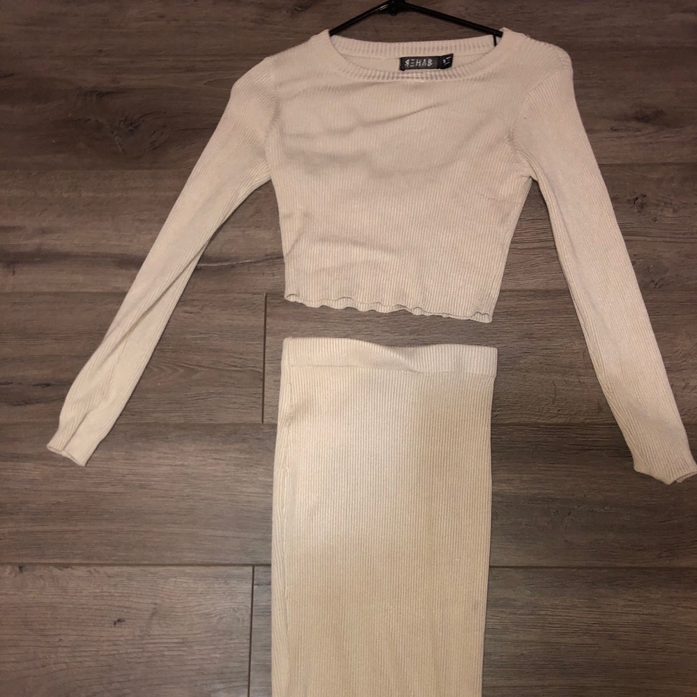 Skirt / crop top set. Cream colored